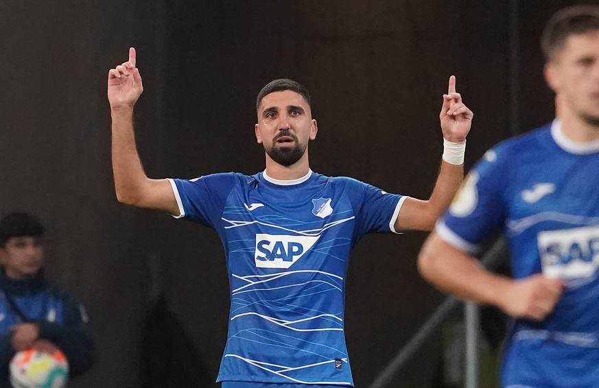 18.10.2022, Baden-W�rttemberg, Sinsheim: Fu�ball: DFB-Pokal, TSG 1899 Hoffenheim - FC Schalke 04, 2. Runde, PreZero Arena. Munas Dabbur aus Hoffenheim freut sich �ber das Tor zum 3:0. Foto: Hasan Brat ...