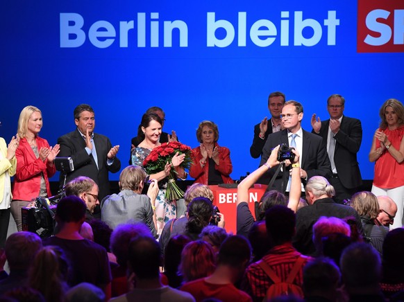 epa05546499 The Governing Mayor of Berlin and leading candidate Michael Mueller (3-R) is cheered by the SPD party leader Sigmar Gabriel (3-L) and the deputy national chairman Manuela Schwesig 
as the ...