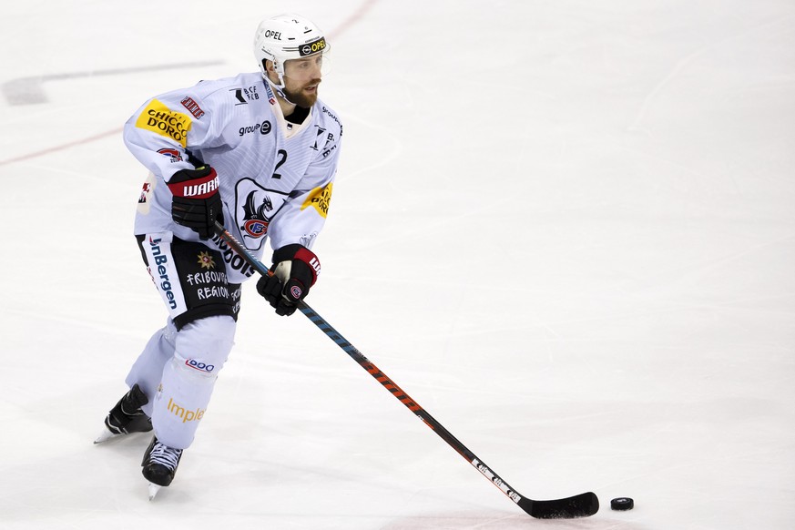 Fribourg&#039;s defender Marc Abplanalp controls the puck, during a National League regular season game of the Swiss Championship between Geneve-Servette HC and HC Fribourg Gotteron, at the ice stadiu ...