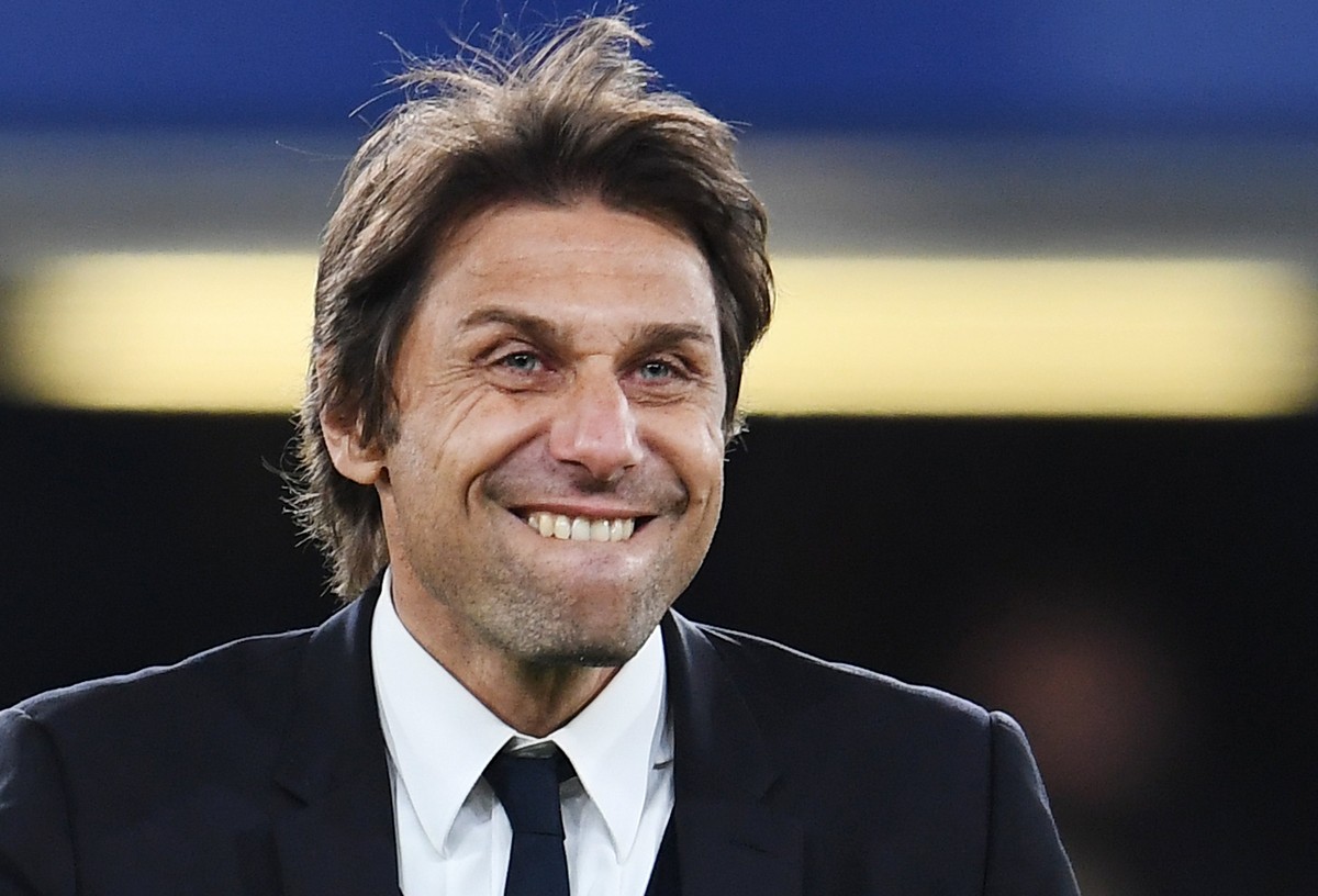 epa05951523 Chelsea manager Antonio Conte reacts following his team's 3-0 win in the English Premier League soccer match between Chelsea FC and Middlesborough FC at Stamford Bridge in London, Bri ...
