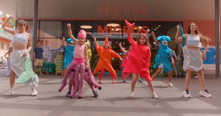 Promo-Stills zum Film «Plitsch Platsch Forever!» (2026)

Regie:
Natascha Beller

Cast:
Neah Hefti
Alva Maurer
Zazie Mawete
Olga Strub
Patrick Frey