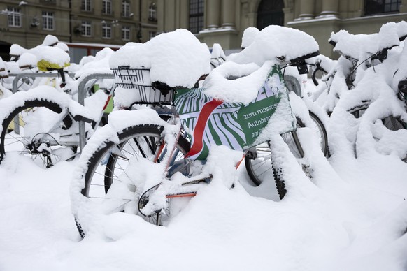 Ein Abstimmungsplakat fuer ein Nein zum Autobahnausbau haengt an einem mit mit Schnee bedeckten Fahrrad, am Freitag, 22. November 2024 in Bern. Die verbreiteten Schneefaelle vom Vorabend und in der Na ...