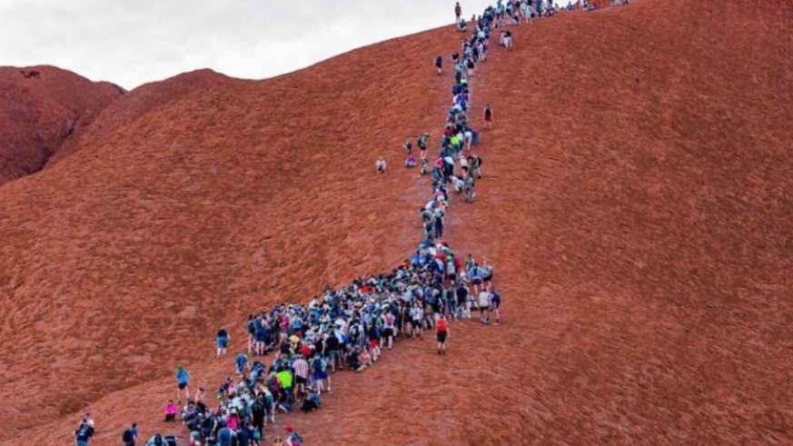 Letzte Chance, den Uluru zu besteigen: Schlange stehen im Outback Australiens.