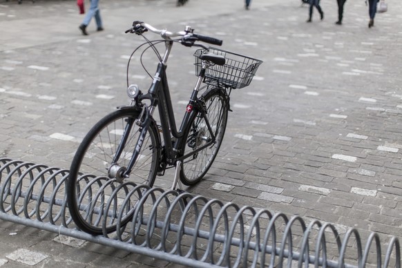 A bicycle in the old town of Chur, Switzerland, pictured on January 10, 2013. (KEYSTONE/Gaetan Bally)

Ein Velo in der Altstadt von Chur, aufgenommen am 10. Januar 2013. (KEYSTONE/Gaetan Bally)