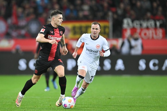 17.12.2023, Nordrhein-Westfalen, Leverkusen: Fu�ball: Bundesliga, Bayer Leverkusen - Eintracht Frankfurt, 15. Spieltag, BayArena. Bayers Granit Xhaka (l) in Aktion gegen Frankfurts Mario G�tze. WICHTI ...