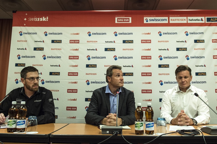 Markus Wolf, neuer Vorsitzender der Geschäftsleitung, Roland Imboden, abtretender Direktor und Urs Lehmann, Präsident von Swiss Ski (v.l.n.r.), sprechen an der heutigen Medienkonferenz in Bern.&nbsp;