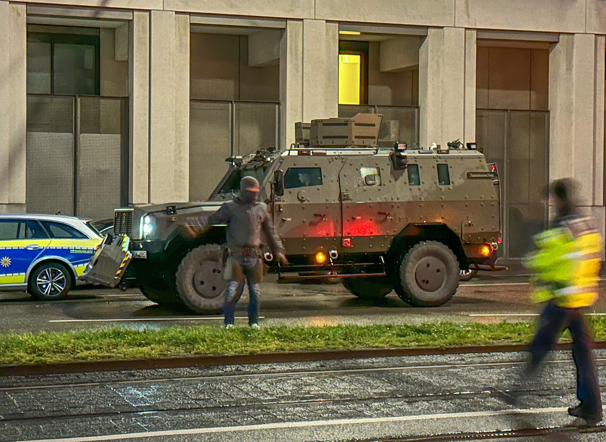 epa10514052 Police secure the perimeter at a pharmacy where a hostage-taking in Karlsruhe, Germany, 10 March 2023. Police in Karlsruhe told public to avoid the area as a hostage was taken in a pharmac ...