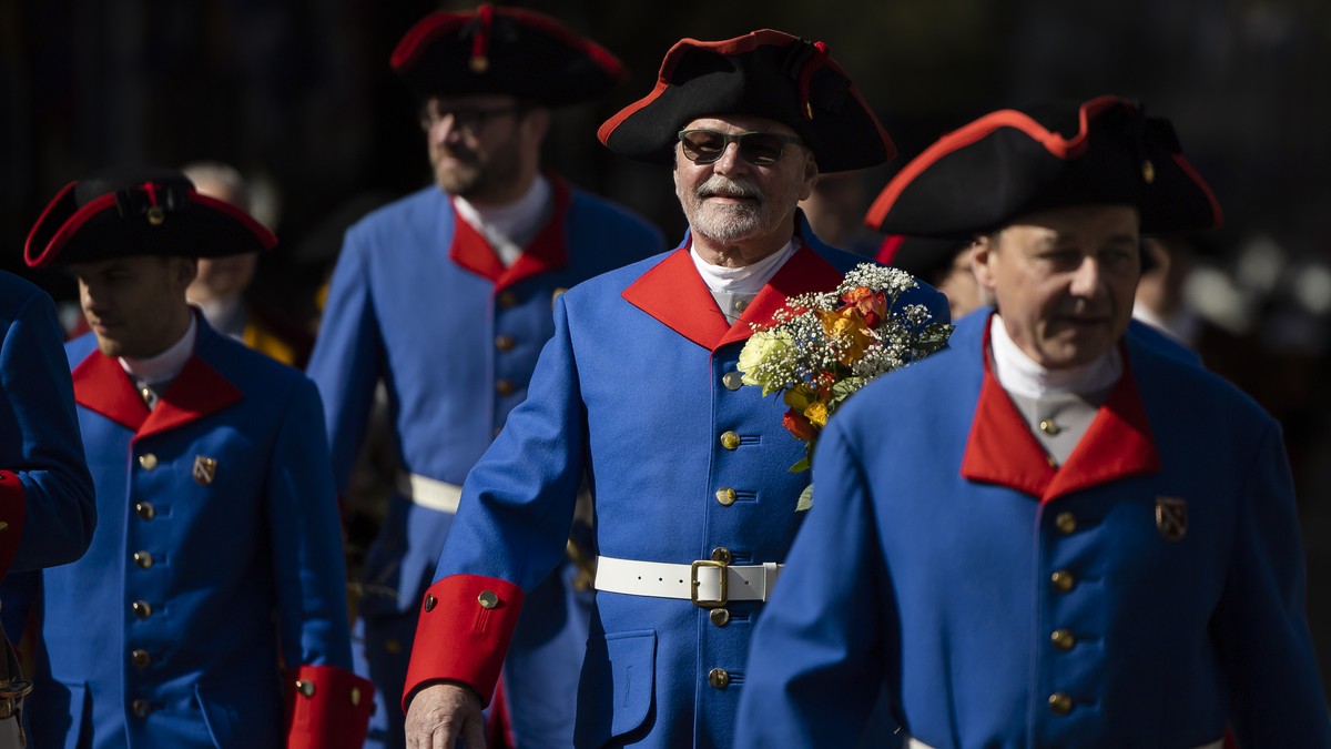 Teilnehmer beim traditionellen Umzug der Zuenfte am Zuercher Sechselaeuten vor, am Montag, 17. April 2023, in Zuerich. (KEYSTONE/Michael Buholzer)