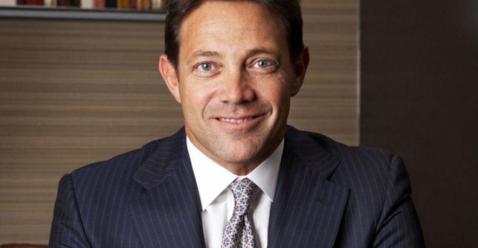 Jordan Belfort ist ein verurteilter US-Börsenmakler. Im Film Wolf of Wall Street wird seine Geschichte nacherzählt. Seine Figur wird von Leonardo DiCaprio verkörpert.