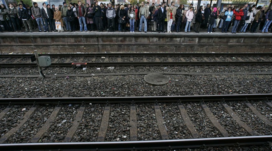 Auf zahlreichen Deutschen Bahnhöfen ist Warten angesagt.