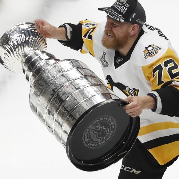 Pittsburgh Penguins&#039; Patric Hornqvist (72), of Sweden, hoists the Stanley Cup after defeating Nashville Predators in Game 6 of the NHL hockey Stanley Cup Final, Sunday, June 11, 2017, in Nashvill ...