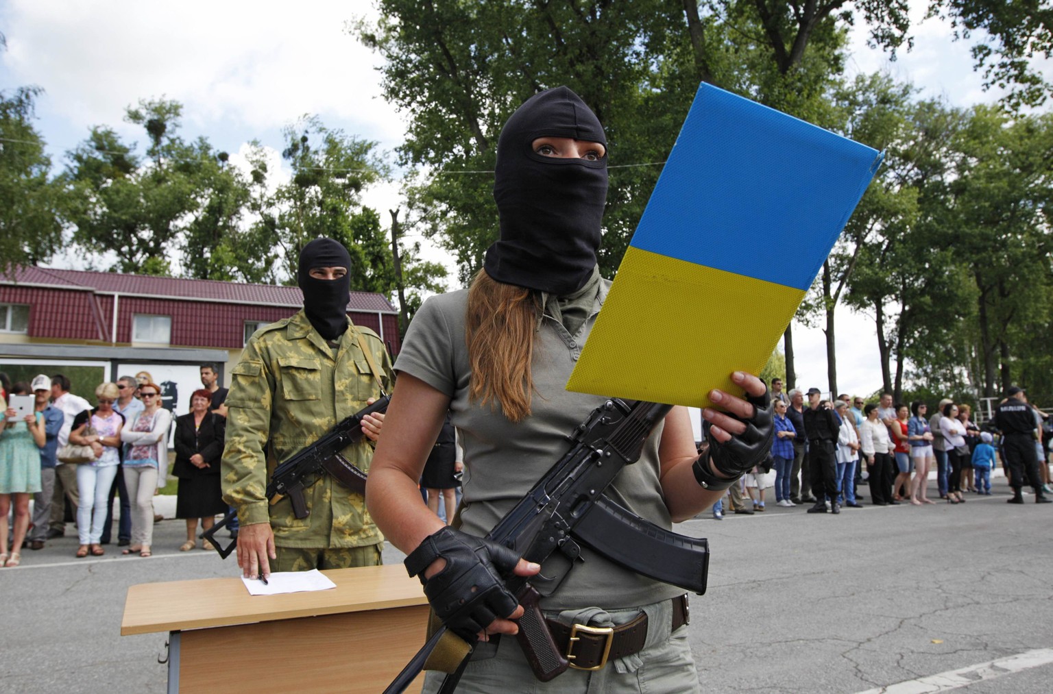 Eine Kämpferin leistet den Eid auf die ukrainische Armee.