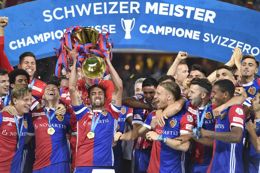 Basler Matias Delgado, Mitte, stemmt inmitten der Spieler des FC Basel den Meisterpokal nach dem letzten Fussball Meisterschaftsspiel der Super League der Saison 2016/17 im Stadion St. Jakob-Park in B ...