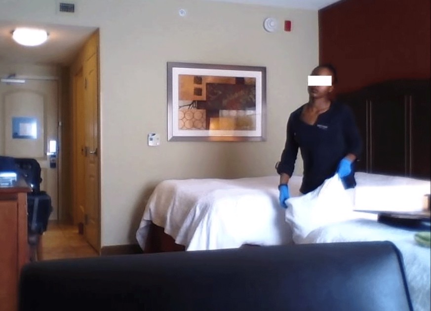 smotret-zhestkiy-video-skritih-kamer-iz-gostinits-silikonovoy-blondinkoy-porno