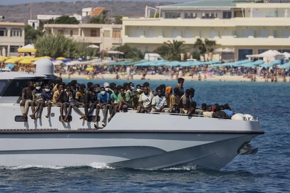 Lampedusa: The coast guard brings some migrants ashore.