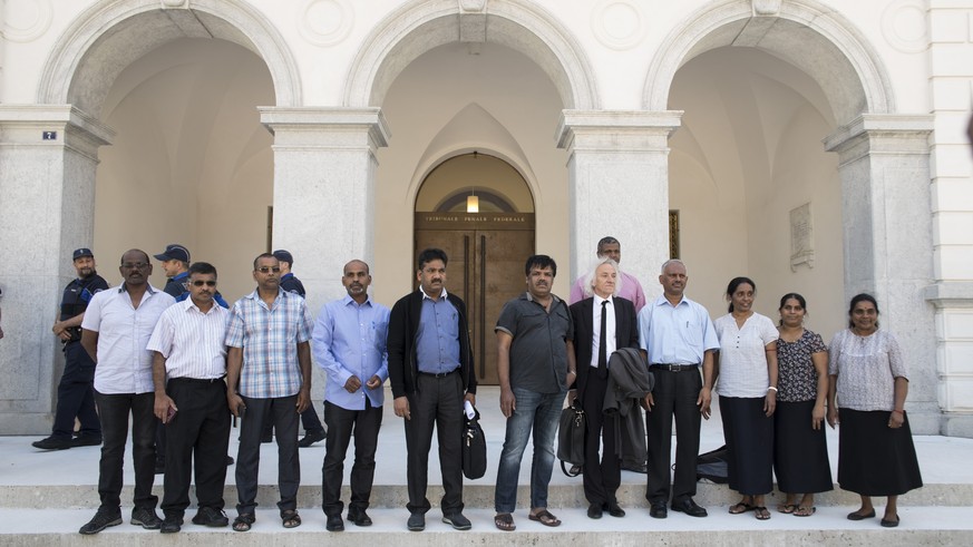 Anwalt Marcel Bosonet mit Unterstuetzern der Angeklagten vor dem Bundesstrafgericht in Bellinzona, am Donnerstag, 14. Juni 2018. Das Bundesstrafgericht hat gegen die 13 angeklagten Personen im Tamil-T ...
