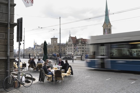 Gaeste sitzen auf der Terrasse eines Restaurants am Montag, 19. April 2021 am Limmatquai in Zuerich. Die Oeffnung der Terrassen und Aussenbereiche der Restaurants ist ab heute wieder erlaubt. (KEYSTON ...