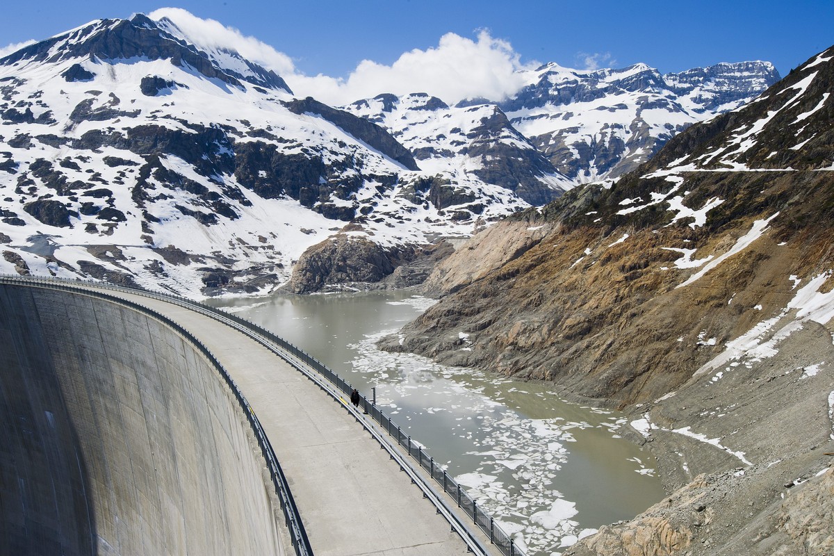ARCHIV --- ZU DEN PERSPEKTIVEN DER GROSSWASSERKRAFT STELLEN WIR IHNEN FOLGENDES BILD ZUR VERFUEGUNG --- Le barrage d'Emosson vide de son eau est photographie ce lundi 14 mai 2012 a Emosson pres d ...
