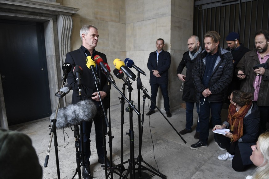 epa06249670 Copenhagen Police Chief Investigator Jens Moeller (L) gives a press briefing in connection with new findings in the case against submarine captain Peter Madsen, in Copenhagern, Denmark, 07 ...