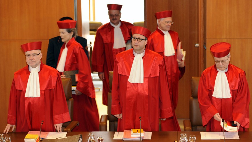 Die Karlsruher Verfassungsrichter in ihren roten Roben.&nbsp;