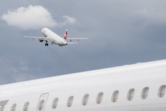 Ein Flugzeug der Swiss hebt ab, anlaesslich den Vorbereitungen fuer den Rueckflug vom Flughafen Duebendorf nach Kloten zur Wiederaufnahme des Flugbetriebes nach der Corona Pandemie, aufgenommen am Mon ...