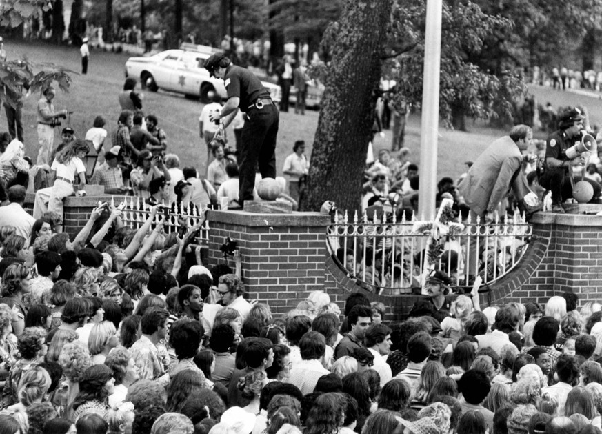Entertainment: Elvis Presley File Photos August 17, 1977 Memphis, TN, USA Police estimated that 50,000 - 100,000 peopl Entertainment: Elvis Presley File Photos August 17, 1977 Memphis, TN, USA Police  ...