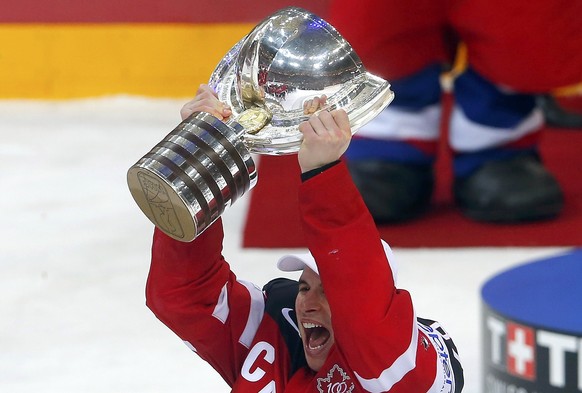 Canada&#039;s Sidney Crosby celebrates with the trophy after defeating Russia in their Ice Hockey World Championship final game at the O2 arena in Prague, Czech Republic May 17, 2015. REUTERS/Laszlo B ...