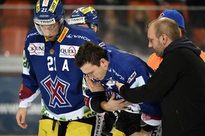 Eliot Berthon muss nach dem Crash in die Bande vom Feld geführt werden.