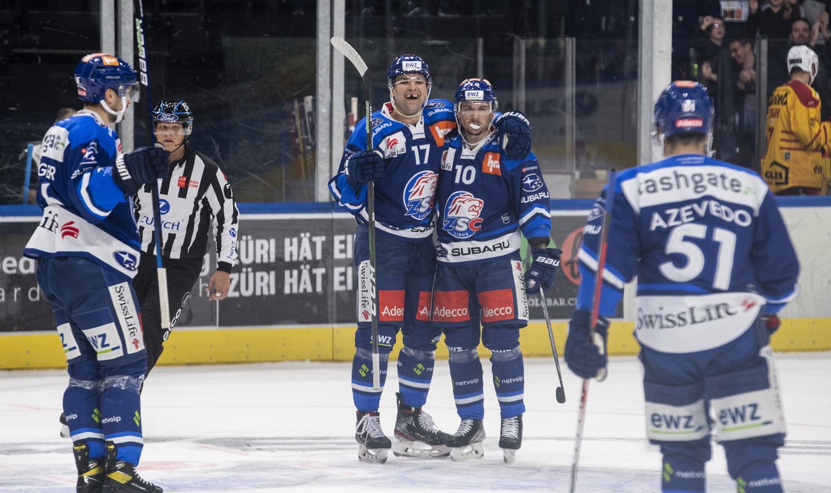 Zuerichs John Quenneville jubelt nach seinem 1:0 Tor im Eishockeyspiel der National League zwischen den ZSC Lions und SCL Tigers am Sonntag, 31. Oktober 2021, im Zuercher Hallenstadion. (KEYSTONE/Enni ...