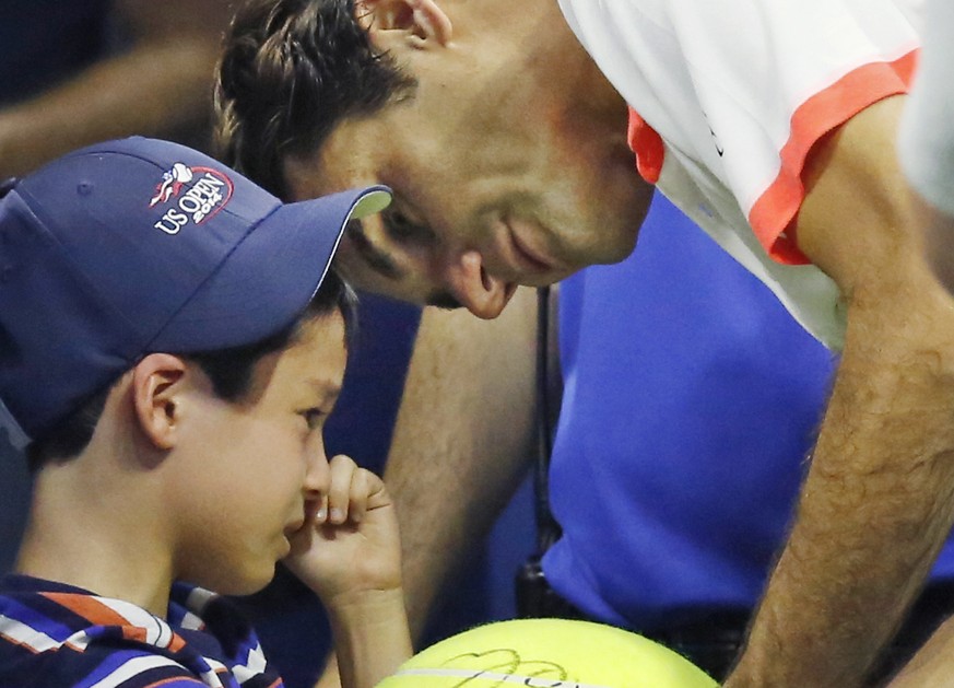 Roger Federer eilt dem eingeschüchterten Buben zu Hilfe.