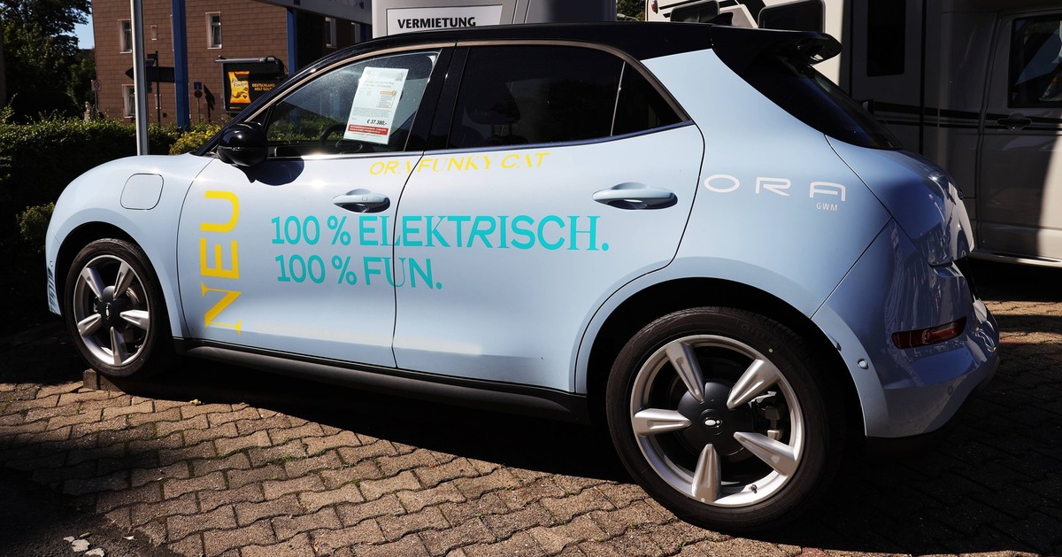26.09.2023, Deutschland, NRW, Chinesische Automarken, Werbeplakate f