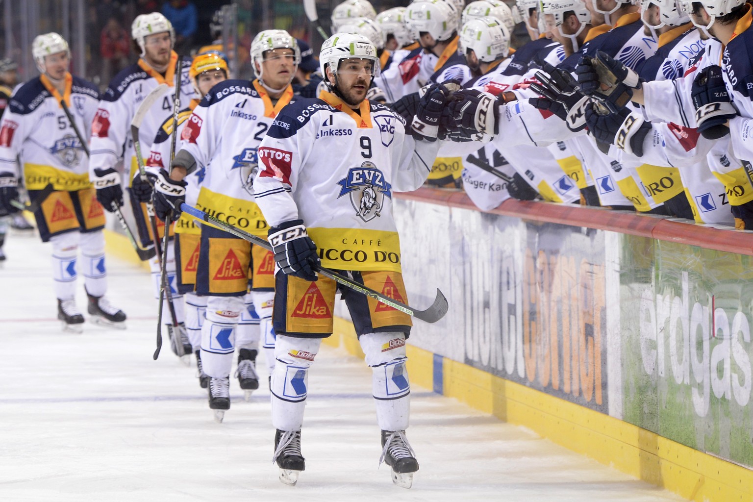 Jubel bei Zugs Torschuetze Garrett Roe und dem Team, im ersten Eishockey Playoff-Finalspiel der National League zwischen dem SC Bern und dem EV Zug, am 11. April 2019, in der PostFinance Arena in Bern ...