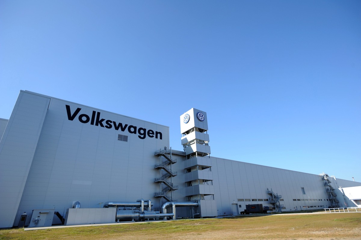 epa04942155 (FILE) A file photo dated 21 February 2012 shows an exterior view of the Volkswagen automobile assembly plant in Chattanooga, Tennessee, USA. Volkswagen's shares plunged on 21 Septemb ...