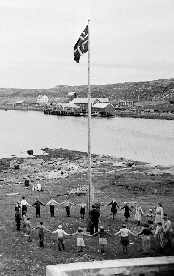 Historiskebilder Nordkapp pa Mageroya 195210. Europas nordligste internatskole ligger pa Nordkapp i Repvag ytterst i Porsangerfjorden. Atte smasteder var skoleskoyta innom for a hente sma passasjerer  ...