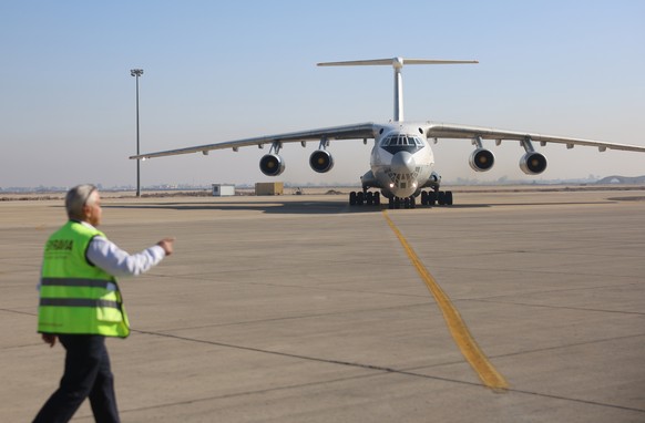 epaselect epa11801150 A Syrian official guides a Saudi Arabian aircraft carrying humanitarian aid, food, shelter and medical materials at Damascus International Airport, in Damascus, Syria on 01 Janua ...