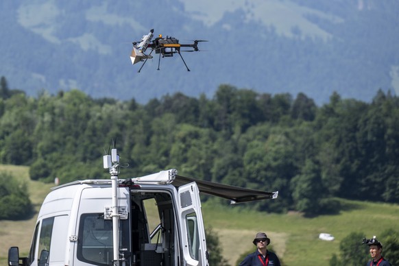 Eine Aufklaerungsdrohne startet auf dem Waffenplatz, am Mittwoch, 18. Juni 2025, in Thun. Mit Scout 25 praesentiert armasuisse Wissenschaft und Technologie (W+T) mit Unterstuetzung der Schweizer Armee ...