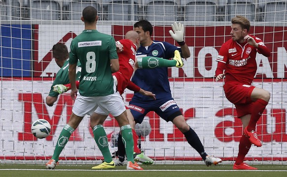 Glatzkopf Reimann trifft zum frühen 1:0, Demiri (von Nater mit der Nummer 8 verdeckt) lässt den Thuner gewähren.