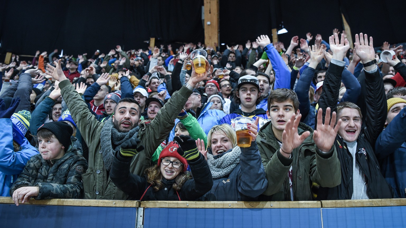 Supporters during the game between Team Suisse and Haemeenlinna PK at the 91th Spengler Cup ice hockey tournament in Davos, Switzerland, Thursday, December 28, 2017. (KEYSTONE/Melanie Duchene)