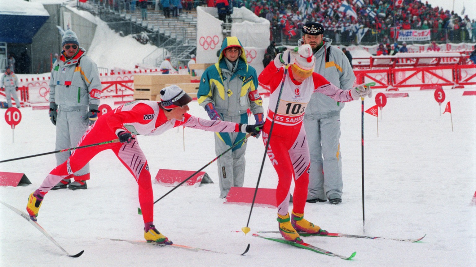 Die Schweizer Langlaeuferin Brigitte Albrecht, links, uebergibt in der Ski Nordisch Staffel ueber 4x5km der olympischen Winterspiele am 17. Februar 1992 in Albertville den Stab ihrer Teamkollegin Nata ...