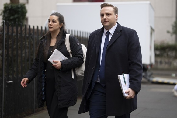 Klaeger Nils Fiechter, Praesident der Jungen SVP, rechts, erscheint zum Prozess gegen Sanija Ameti am Bezirksgericht Zuerich am Mittwoch, 28. Januar 2026 in Zuerich. Nach einem Instagram Post, auf dem ...