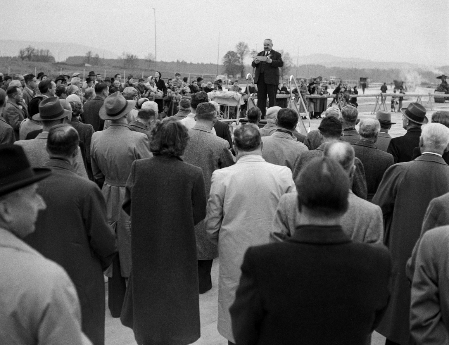 --- ARCHIVE --- VOR 70 JAHREN AM 11. NOVEMBER 1948 WIRD AM FLUGHAFEN ZUERICH DIE 2600 METER LANGE BLINDLANDEPISTE EROEFFNET. JETZT KANN DER VOLLBETRIEB AUF DEM NEUEN ZUERCHER FLUGPLATZ AUFGENOMMEN WER ...