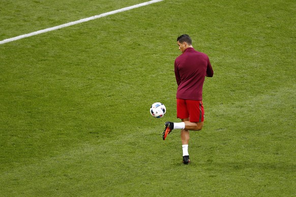 Football Soccer - Portugal v Iceland - EURO 2016 - Group F - Stade Geoffroy-Guichard, Saint-Étienne, France - 14/6/16
Portugal&#039;s Cristiano Ronaldo warms up before the game
REUTERS/Max Rossi
Li ...