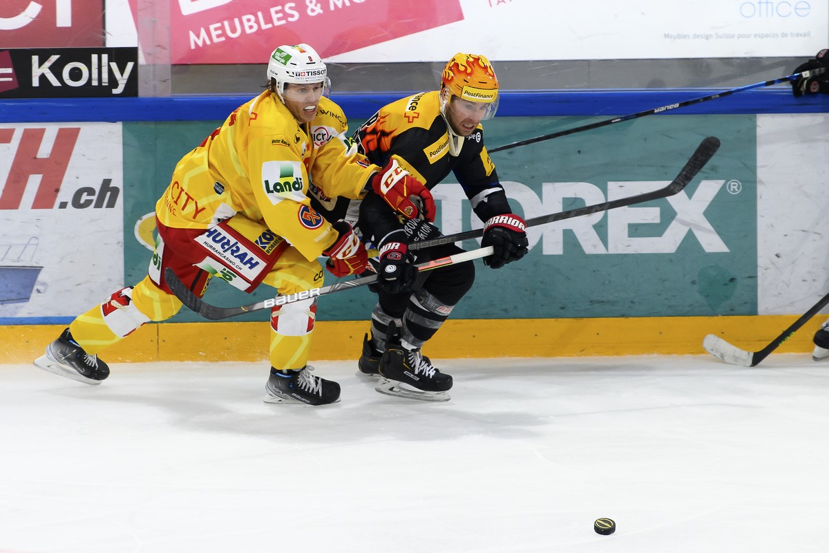 Biels Mathias Trettenes, links, und Gotterons PostFinance Top Scorer Christopher DiDomenico, rechts, kaempfen um den Puck, beim Eishockey Meisterschaftsspiel der National League A zwischen den HC Frib ...