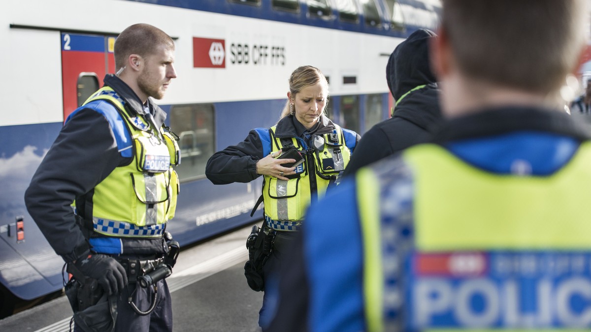 ZUR ARBEIT DER SBB TRANSPORTPOLIZEI STELLEN WIR IHNEN HEUTE, 11. MAERZ 2015, DAS FOLGENDE NEUE BILDMATERIAL ZUR VERFUEGUNG --- Officers of the Swiss Federal Railways transport police check the identit ...