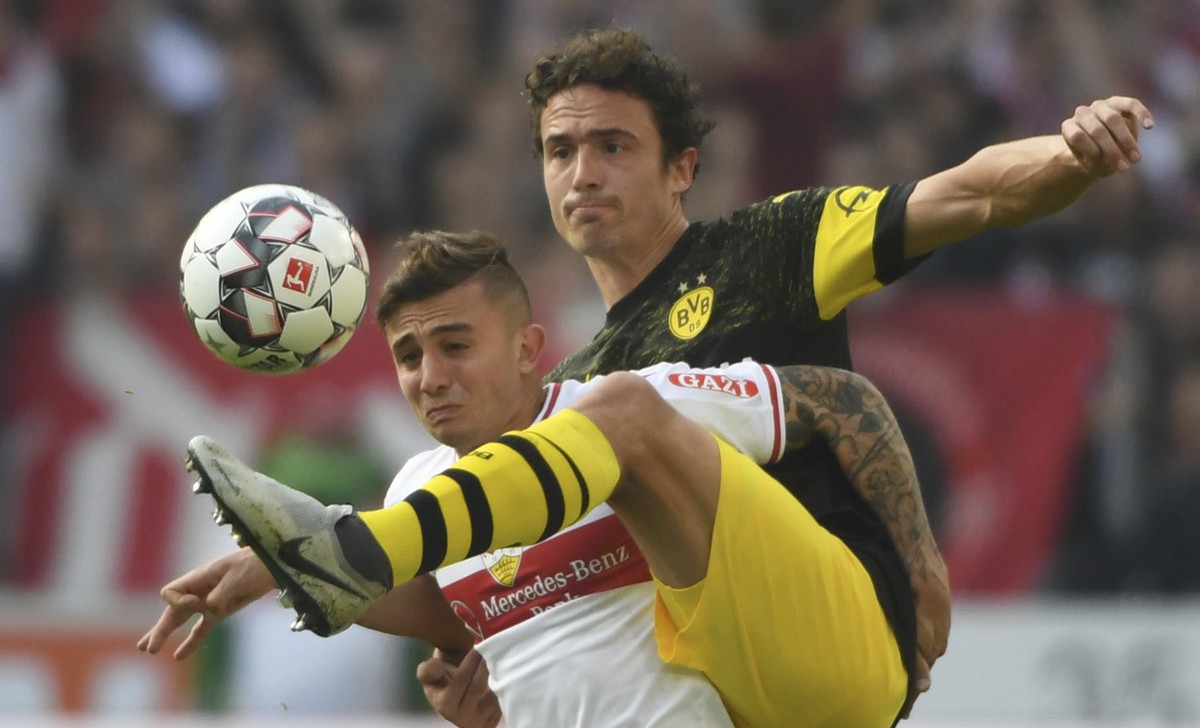 Stuttgart's Pablo Maffeo, left, and Dortmund's Thomas Delaney challenge for the ball during a German Bundesliga soccer match between VfB Stuttgart and Borussia Dortmund in Stuttgart, Germany ...