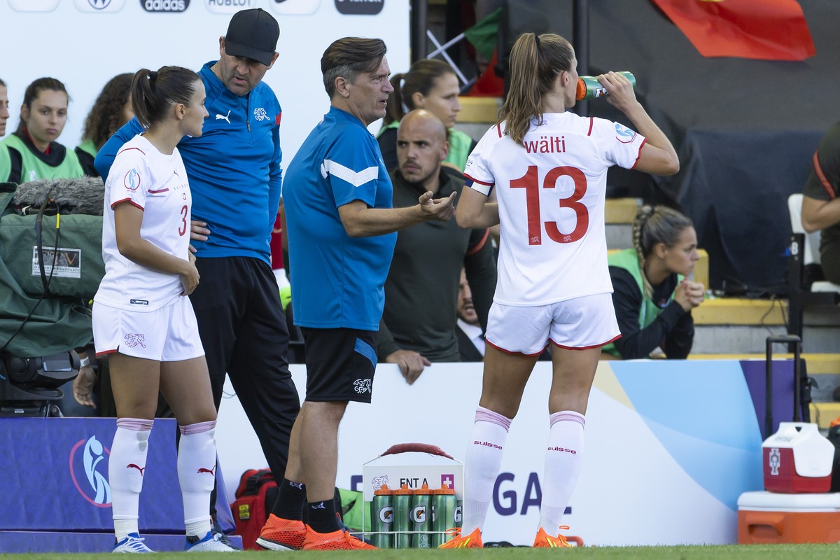Switzerland's head coach Nils Nielsen, 2nd right, talks to Switzerland's midfielder Lia Waelti, right, past Switzerland's midfielder Lara Marti, left, during the UEFA Women's Engla ...