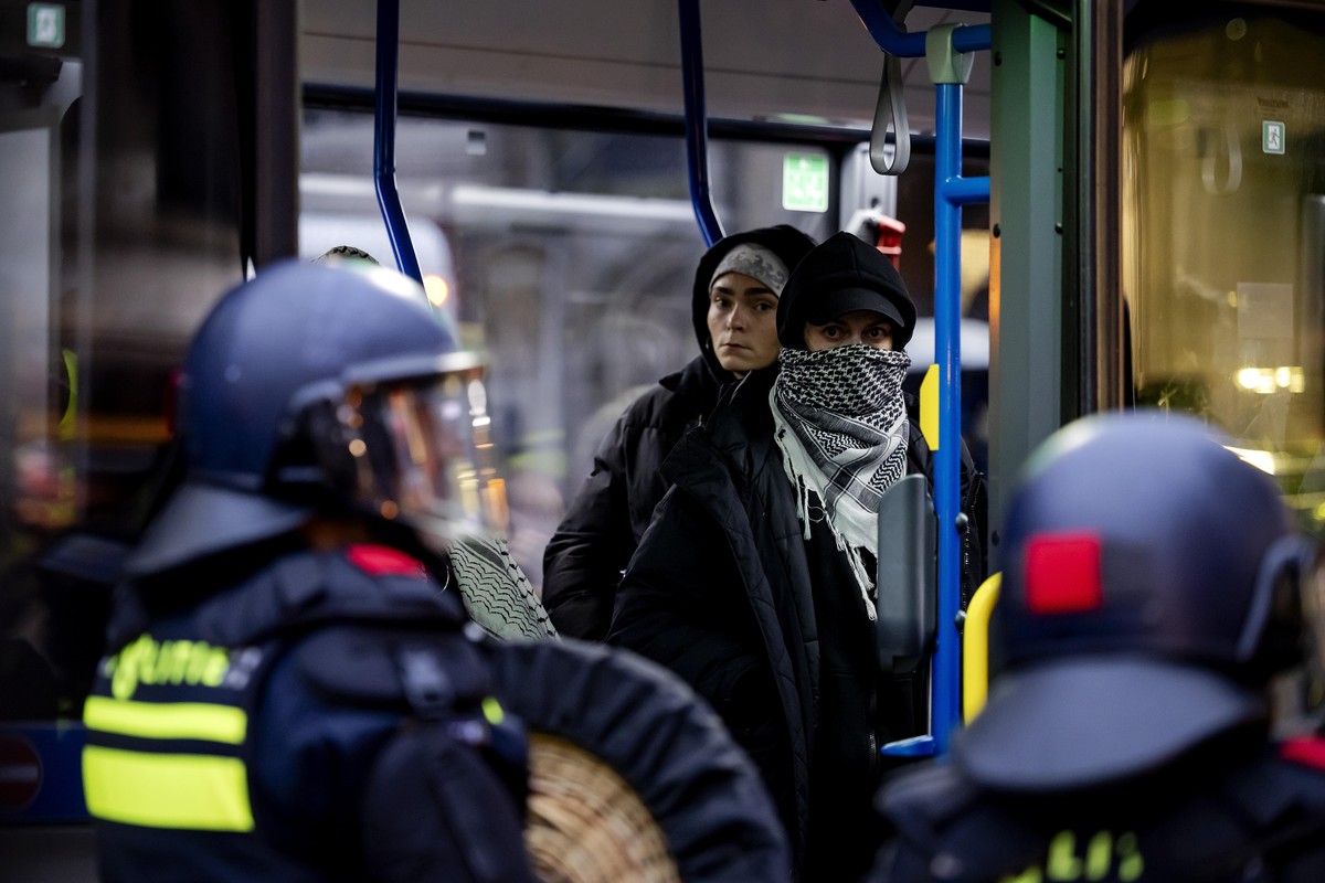 epa11713493 Demonstrators are carried off by police in a bus after a pro-Palestinian protest in Dam Square in Amsterdam, the Netherlands, 10 November 2024. The protest took place while an emergency or ...