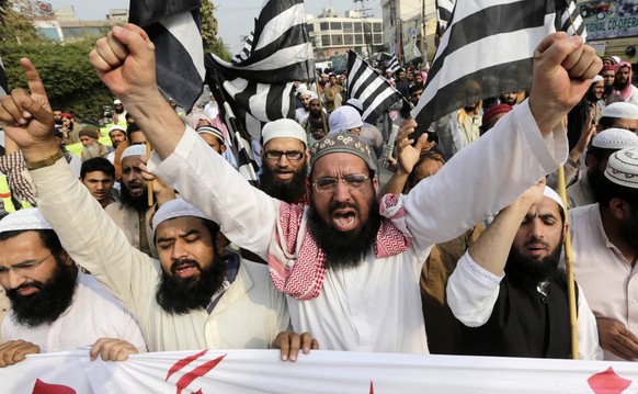 epa05188797 Supporters of Islamic political party Jamiat Ulema-e-Islam shout slogans during a protest after the execution of Mumtaz Qadri, an ex-police guard who had in January 2011 killed a former go ...