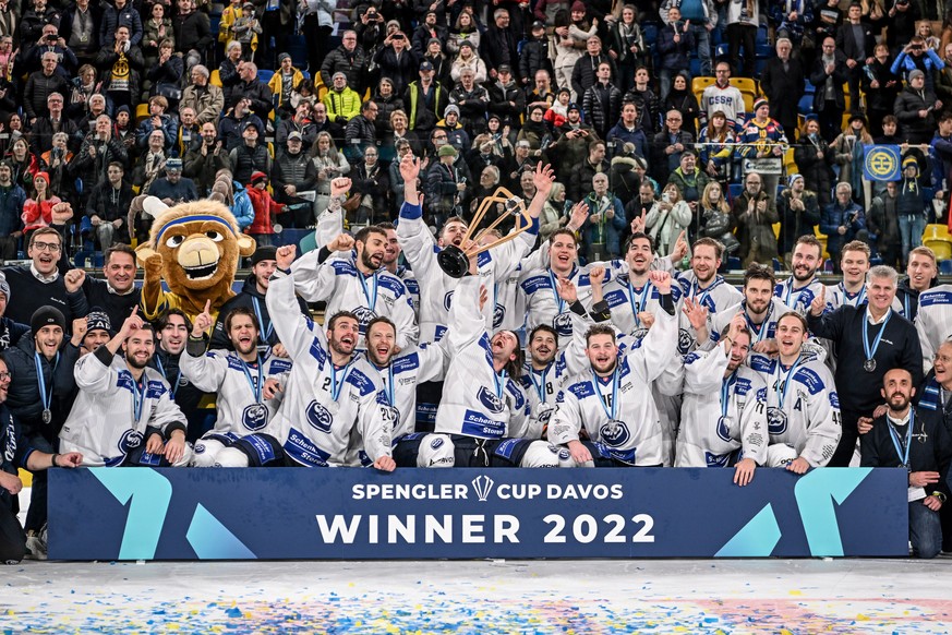 epaselect epa10383808 The team of HC Ambri-Piotta celebrates with the trophy after winning the penalty shootout of the final match between Czech Republic&#039;s Sparta Praha and Switzerland&#039;s HC  ...