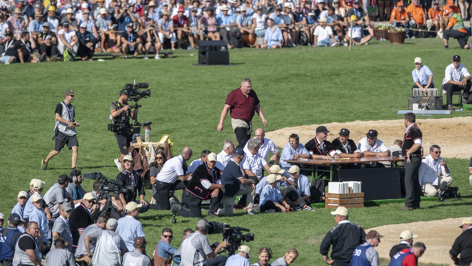 Christian Stucki,auf dem Weg zum Schlussgang gegen Joel Wicki am Eidgenoessischen Schwing- und Aelplerfest (ESAF) in Zug, am Sonntag, 25. August 2019. (KEYSTONE/Urs Flueeler)